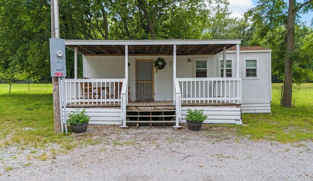 Lakefront Tiny Farm House, with pool, on quiet Lake Hudson