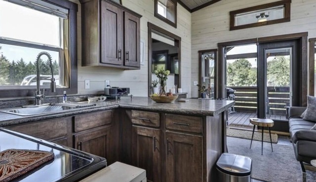 LakeFront Tiny Home MINUTES to Downtown Blue Ridge