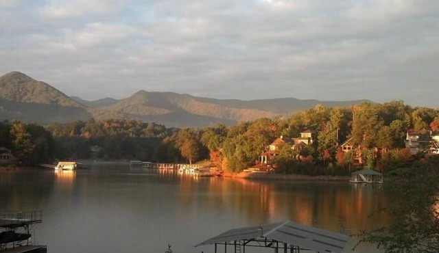 LAKEFRONT TOWN HOME IN DOWNTOWN HIAWASSEE