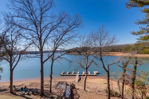 Lakefront Townhome w/Dock: 6 Mi to Blue Ridge!