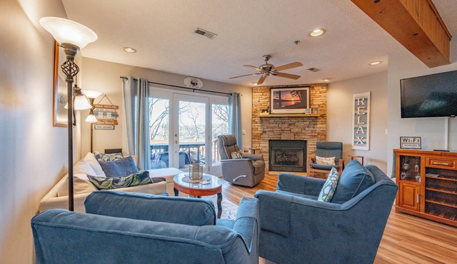 Lakefront Townhome w/Sunrise Views & Hot Tub
