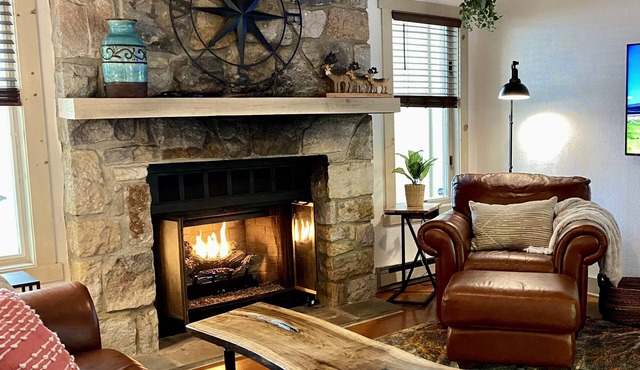 Lakefront townhouse with club beach and pool