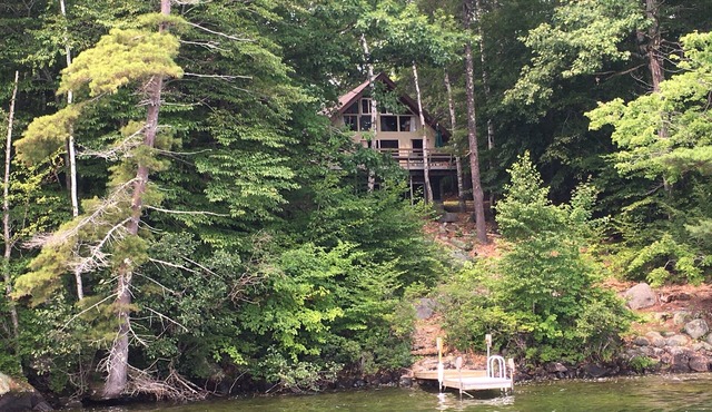 Lakefront Traditional 4-bedroom cottage in Frye Island