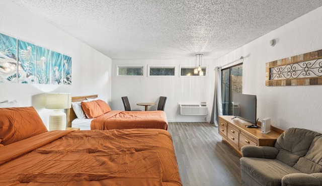 Lakefront Treat - Private Suite, TV, Dining