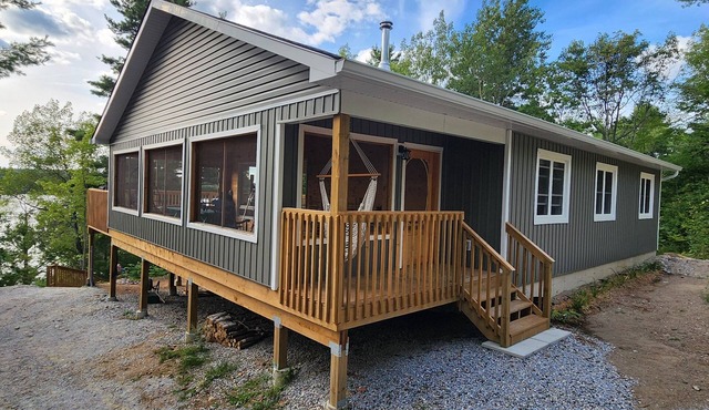 Lakefront, treetop, cottage. Immerse yourself in a panorama of nature.