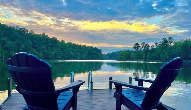 Lakefront Treehouse Retreat Minutes from Clemson University!