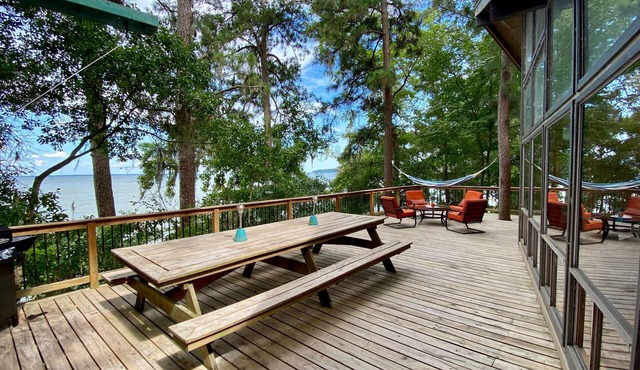 Lakefront “Treehouse”: Private Retreat in the Pines!
