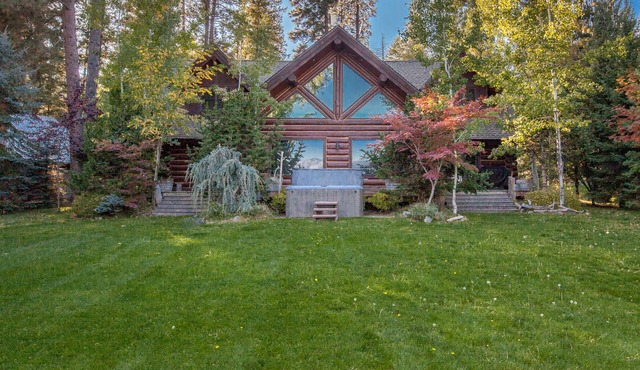 Lakefront true log home w/private hot tub, dock & heated floors