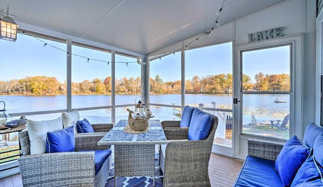 Lakefront Tully Cottage with Screened Porch!