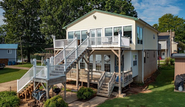 Lakefront, two bedroom, full bath. Relax, swim, kayak & fish on Lake Lookout.