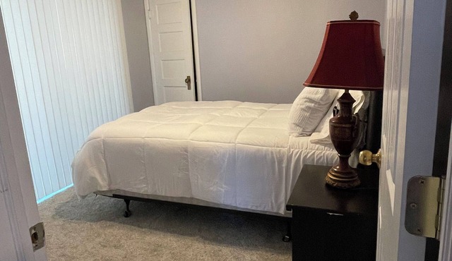 Lakefront two bedroom cottage with Wifi and Ac on enchanting Idlewild Lake