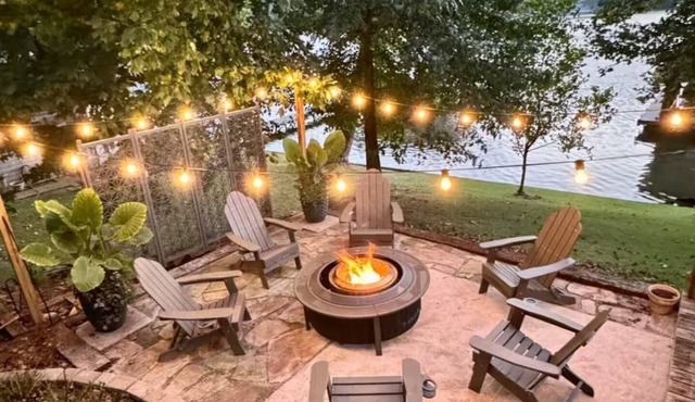 Lakefront Two-Level Home Sleeps 10 - 4 Queen Beds, 2 Kitchens, Covered Parking