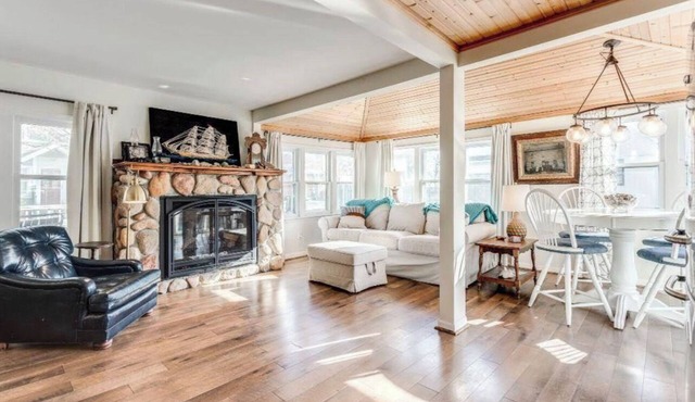 Lakefront Shorewood Cottage with room to make amazing family memories.