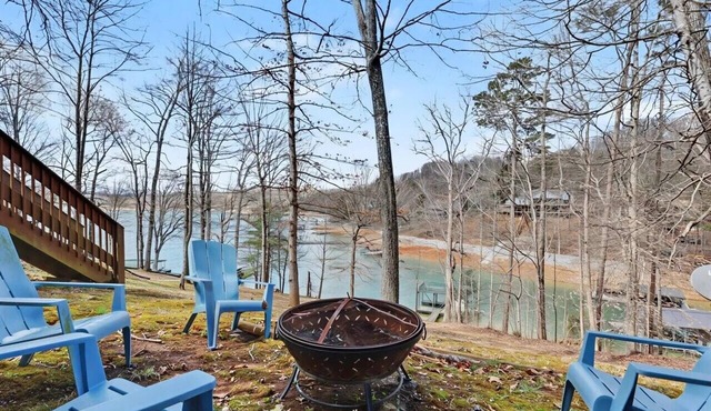 Lakefront Vacation Home, Covered Dock, Located in Big Creek