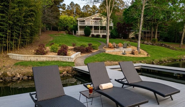 Lakefront vacation home with kitchen and balcony