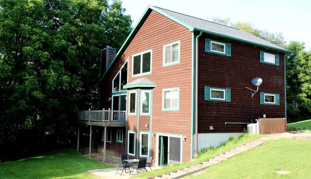 Lakefront Vacation Rental with a Deck and Hot Tub near Wisconsin Dells