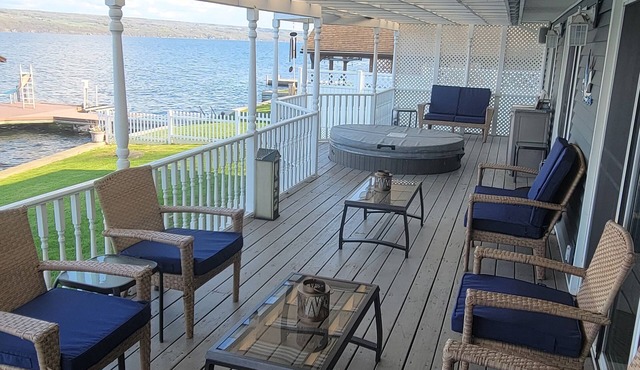 Lakefront vacation with stunning views & sunken deck hot-tub along the winetrail