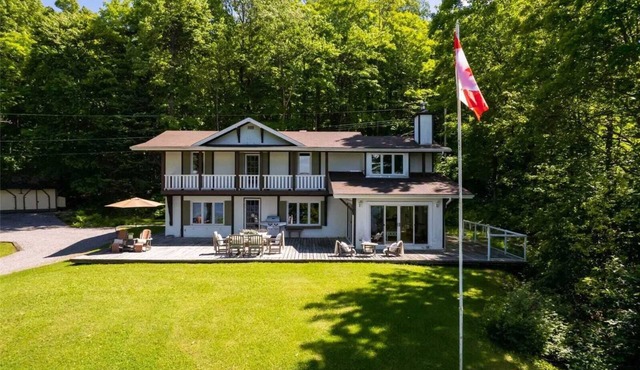Lakefront Vana Cottage At Lake Cecebe, Burk's falls