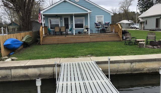 LAKEFRONT, Very Cozy, 4 B-Rooms, 2 Full baths, w/40' of lakefront w/private dock