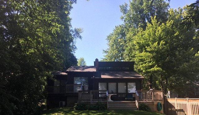 Lakefront Viceroy Cottage on Lake Simcoe, 1 hr N