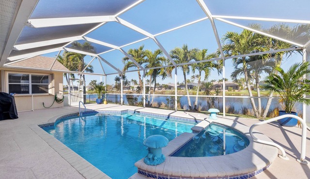 Lakefront view with Pool & Spa, large Patio, close to Beaches and Shopping! Monthly Discount