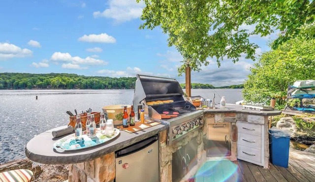 Lakefront + Views + 5 Bdrm + 1 min to SKI SLOPE