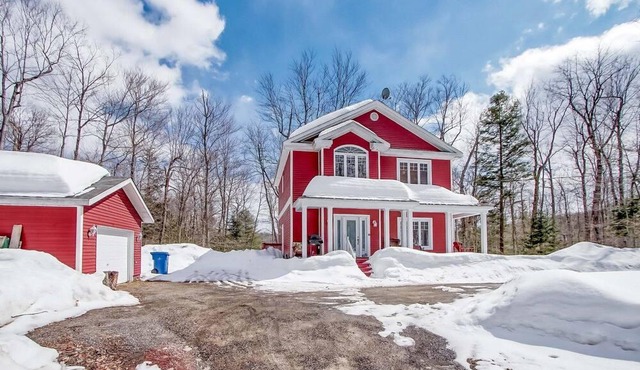 Lakefront Villa 5 minutes from Mont Cascades Ski Resort and Waterpark