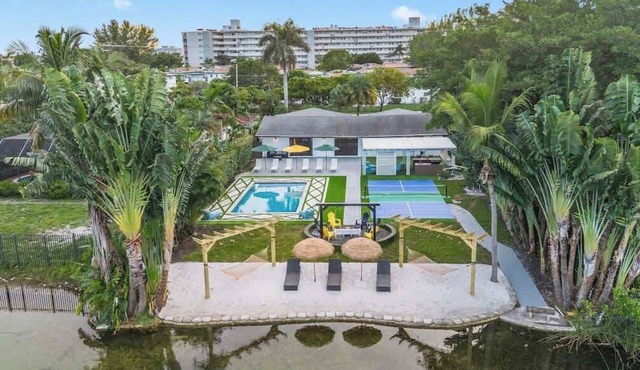 Lakefront Villa/Private Beach/Pickleball court