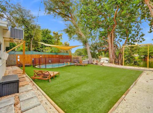 Lakefront Villa with Heated Pool Kayaks and Outdoor Fun