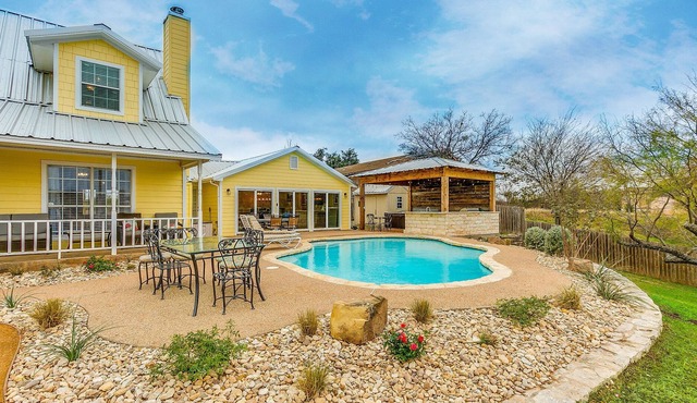 LAKEFRONT W/DOCK, POOL, HOT TUB & OUTDOOR KITCHEN