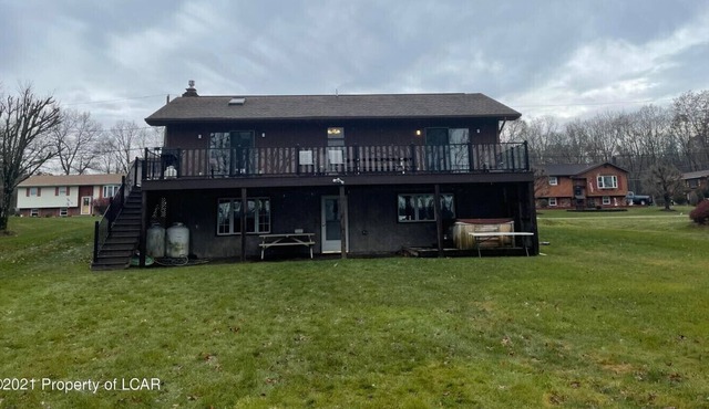 LAKEFRONT w/ HOT TUB/ GAME ROOM/ FIREPIT/ 5 MIN TO SKI/ sleeps 12 / Pet Friendly