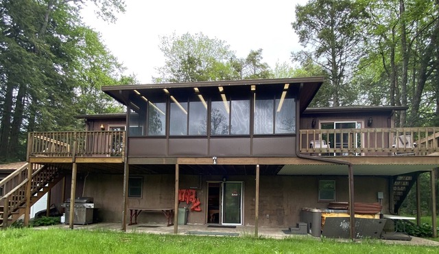 LAKEFRONT w/ HOT TUB, FIRE PIT, 5 MIN TO SKI / Sleeps 22/ Pet Friendly