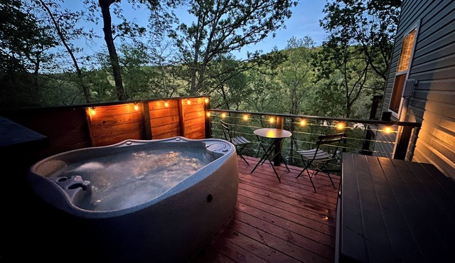 Lakefront w/hot tub, firepit, BBQ, smoker, kitchen, patios, king bed, 1.5 bath