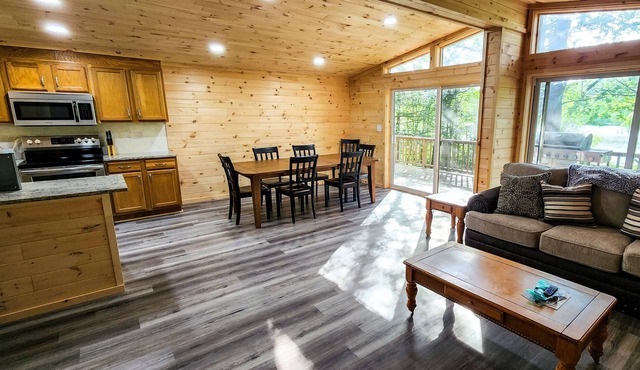 LAKEFRONT w/ HOTTUB/FIRE PIT/Arcade GAMES/5 MIN TO SKI/ Sleeps 14+ Pet Friendly