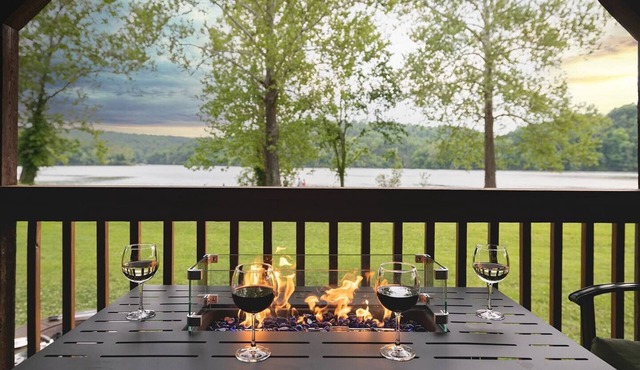 Lakefront! w/Kayaks, Hot Tub, Pool. Firepit, Park with Playground & Disc Golf.