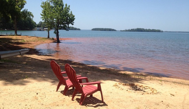 Lakefront w/Large Covered Porch. Wooded. Pool. Pavilion. Kayaks. Near Clemson.