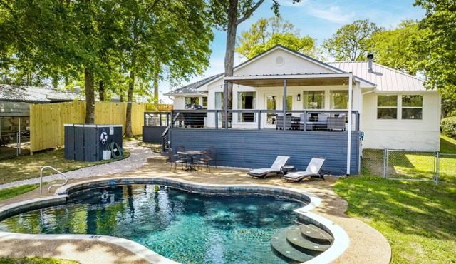 Lakefront w/pool, private dock & fire pit