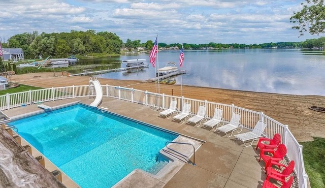 Lakefront W/Private Beach, Pool, Hot Tub, Golf Simulator, Projector, Bar & more