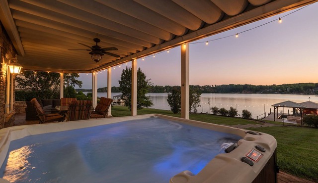 Lakefront w/private dock, hot tub, game room, boat house hangout