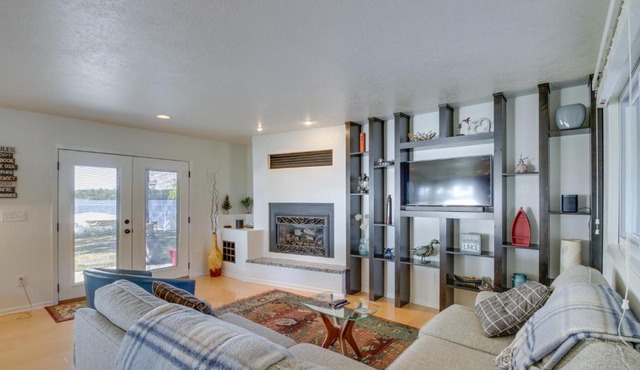 Lakefront Walker Home w/Boat Dock & Lift!