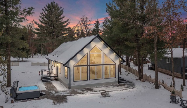 Lakefront Walkout Beach*Hot Tub*Near Sand Valley