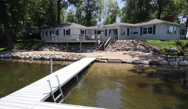 Lakefront Walkout Cottage, Beach, Dock, Kayaks, Sunsets on Pine Lake! 🐚🐟