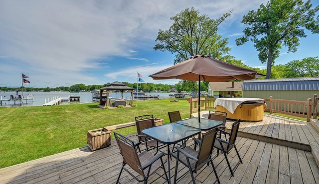 Lakefront Warsaw Home w/Private Dock + Golf Cart