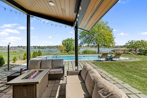 Lakefront Washington Home w/Private Pool & Sauna
