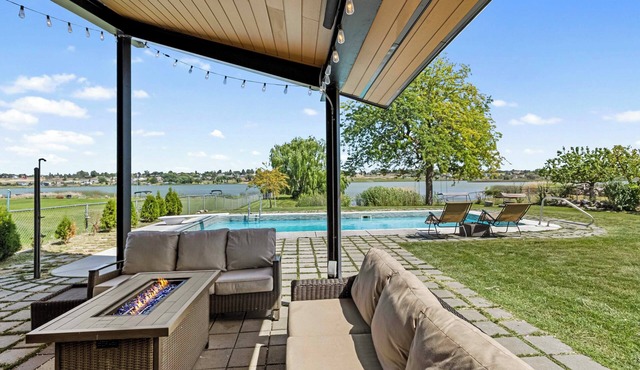 Lakefront Washington Home w/Private Pool & Sauna