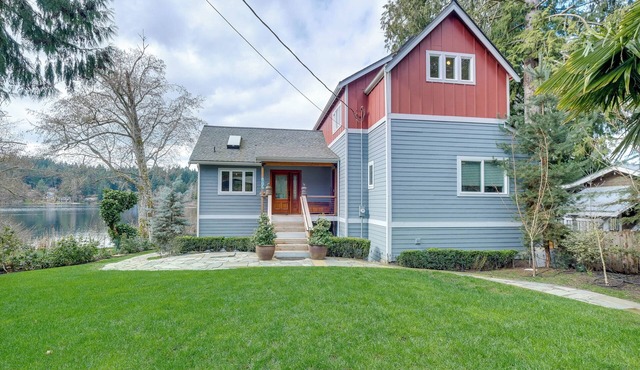 Lakefront Washington Home w/Grill, Dock & Kayaks!