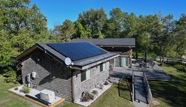 Lakefront Water View Cottage: Sandy beach, dog friendly, bocce & AC