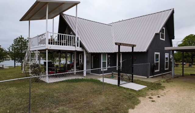 Lakefront Waters Edge Lake House/Huge Boat Dock/Deep Water/Lakefront Sunsets