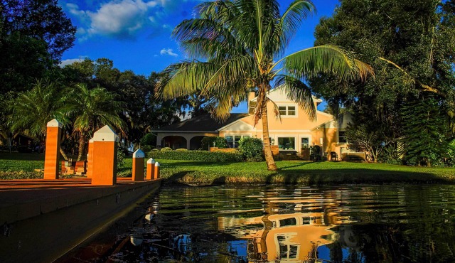 Lakefront Winter Haven Retreat: Hot Tub & Patio!