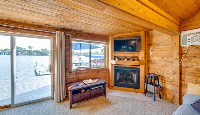 Lakefront Wisconsin Escape w/ Boat Dock & Kayaks!